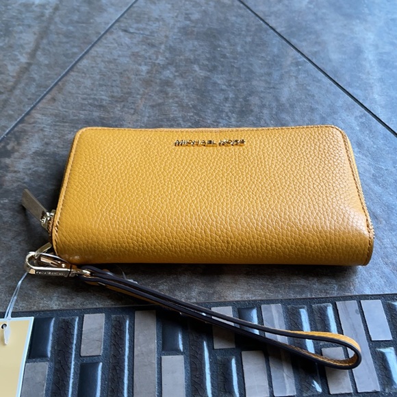 Michael Kors Jet Set Travel Lg Flat Multifunctional Phone Case-Wristlet-Wallet - Picture 2 of 16